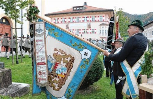 Die Mitglieder der Krieger- und Soldatenkameradschaft Aschau nahmen mit ihrer Fahnenabordnung an allen weltlichen und kirchlichen Feiern im Dorf teil.Foto re