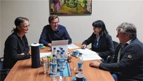 Die Mitglieder des Arbeitskreises für die Stärkung der Mittelschule (von links): Elternbeirat Veronika Wiesböck, Bürgermeister Christoph Schneider, Rektorin Manuela Biersack und Innungsmeister Wolfgang Sattelberger.Foto re