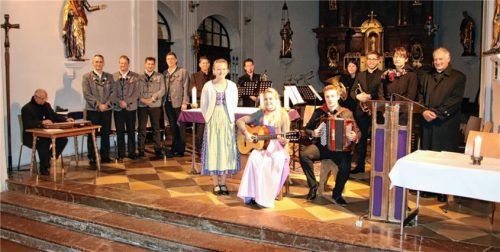 Die Mitwirkenden beim Adventskonzert in der Aschauer Pfarrkirche. Foto Reiter