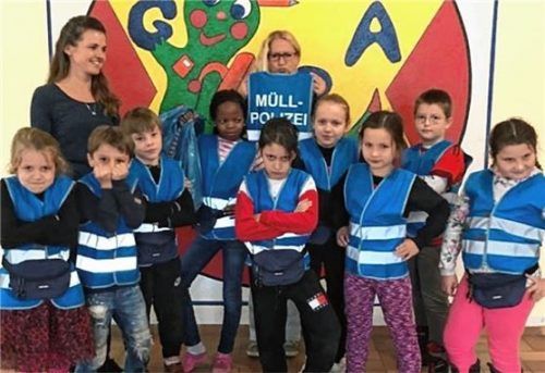 Die Müllpolizei sorgt künftig für einen sauberen Schulholf an der Graslitzer Grundschule. Foto RED