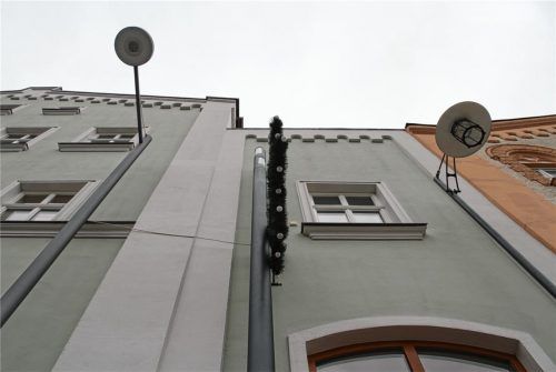 Dann eben die zweite Wahl: Bei der Umfrage hatte diese Laterne neben der bestehenden Beleuchtung am Neumarkter Stadtplatz den meisten Zuspruch erfahren. Welche Lampen es tatsächlich werden, entscheidet der Stadtrat am Donnerstag.Foto Enzinger