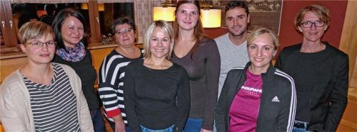 Die neu gewählte Turnabteilung mit Karin Schreiner, Sabine Holzner, Elli Haslacher, Nicole Fenzl, Anette Schmid, SpVgg Vorsitzender Siegfried Obermaier, Marina Guggenhuber und die scheidende Abteilungsleiterin Lisa Klein (von links).Foto Pis