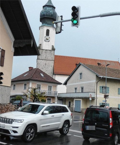 Die neue Ampelanlage im Zentrum war bei der Bürgerversammlung in Erlstätt ebenso ein Thema...