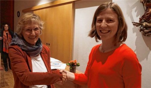 Die neue Chorleiterin des Joseph-Haas-Chores heißt Sarah Bramböck (rechts). Vorsitzende Irene Poidinger ist glücklich über die „goldrichtige Wahl“.Foto  RE