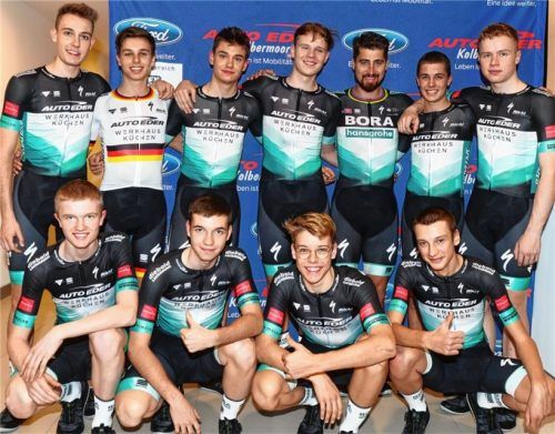 Die neue Mannschaft des Radsport-Nachwuchsteams Auto Eder Bayern mit Top-Star Peter Sagan (hinten, Dritter von rechts) vom Profiteam Bora-hansgrohe.