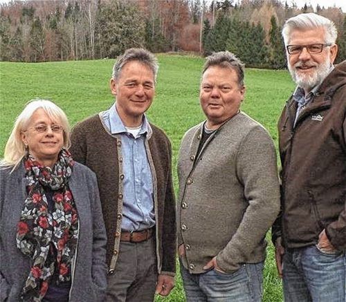 Die neue Spitze: (von links) Karin Paul (Schriftführerin), Erhard Paul Heiß (Vorsitzender), Hans Warter (Zweiter Vorsitzender) und Max Tiefenmooser (Kassier).Foto re