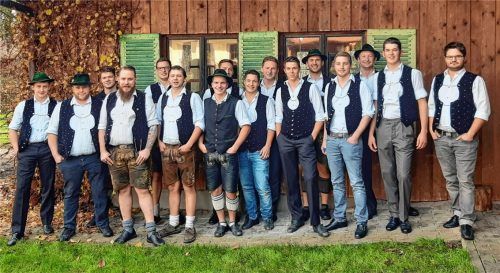 Die neue Vorstandschaft: Anian Fischer, Max Frohnhöfer, Jakob Plank, Peter Pawolleck, Dominik Friedrich, Josef Unterhauser, Florian Stöffl, Hubert Schartner, Jakob Witt, Anton Schmid, Valentin Distler, Peter Plank, Johannes Leisl, Paul Stettner, Josef Ettenhuber, Benedikt Hundhammer (von links).Foto Hering