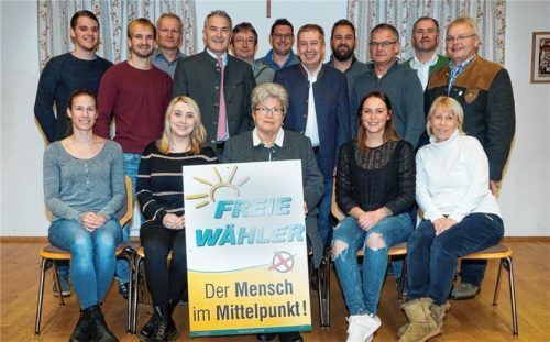 Die Nominierten für die Kommmunalwahl 2020: (sitzend, von links) Sabine Reif, Lea Schuhmacher, Traudl Hanft, Magdalena Schauer, Angelika Schuhmacher; (stehend, von links): Christoph Kaulisch, Tobias Hofer, Robert Huber, Sepp Hofer, Wolfgang Stangl, Sepp Stettner, Mathias Vogl, Ewald Eder, Andreas Thusbaß, Sebastian Schauer.Foto r