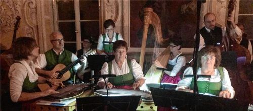 Die Obertaufkirchner Volksmusik mit Gertraud Gaigl in der Mitte des Bildes gestaltete den Zangberger Advent zusammen mit anderen Musikanten aus der Region. Foto re