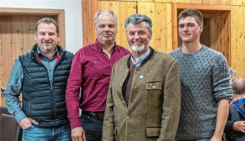 Die Oberwössner Wählergruppe (OWG) hat ihre Kandidaten für die Gemeinderatswahl bestimmt. Dazu gehören neue Gesichter um den Zweiten Bürgermeister Barthl Irlinger (Zweiter von rechts). Die Spitzenplätze besetzen neben Irlinger auf Listenplatz drei (von links) Sebastian Meinecke, Walter Bauer junior und Balthasar Haßlberger.Foto flug