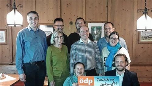 Die ÖDP-Kandidaten (von links): vordere Reihe Anja Garlik, Stefan Deuschl, mittlere Reihe: Edith Horender, Christian Flemisch, Simone Schrems, Hintere Reihe: Kai Hausmann, Andreas Rauch, Sebastian Otter, Alois Schrems. Foto re