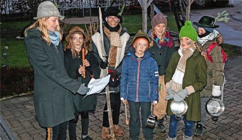Die Ostermünchener Klöpfelkinder singen mit Christine Niedermeier ihr Klöpfellied: Maria Niedermeier, Valentina Zekl, Maxi Haager, Simone John, Johanna John und Susanne Haager (von links).Foto  Stache