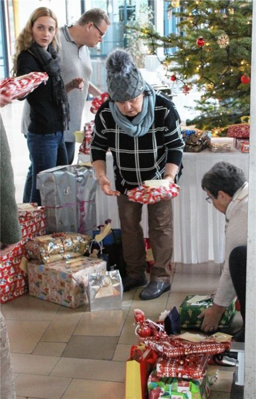 Die Wunschbaumaktion des SPD-Ortsvereins, hier Anneliese Will (links) und Ursula Fischer, muss ausfallen. Geschenke gibt es trotzdem – für Menschen in Altenheimen.Foto  Archiv