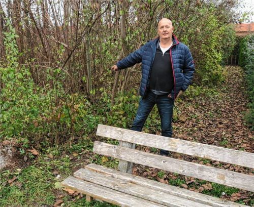 Die „Partybank“ an der Gottlob-Weiler-Straße haben sich Jugendliche für ihre „Bottlepartys“ ausgesucht. Peter Widmann sammelte hier Unmengen von Glasmüll auf.