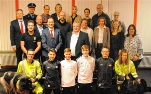 Die Preisträger aus dem Landkreis Mühldorf mit Vorstandsvorsitzendem Markus Putz (erste Reihe stehend, Zweiter von links) und Vorstandsmitglied Bernd Renschler (zweite Reihe, links). Foto  Wagner