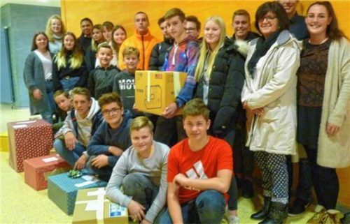 Die Realschüler als Christkindl. Foto  Fischer