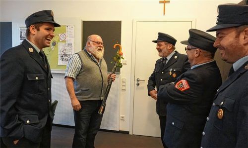 Die Schirmherrschaft ist besiegelt: Feuerwehrvorsitzender Martin Zistl, Bürgermeister Hans Schaberl, Ehrenkommandant Georg Schäffler, Zweiter Vorsitzender Michael Reitner sowie Kommandant Ludwig Gabler im Amtszimmer des Gemeindeoberhauptes (von links). Foto  Wolf