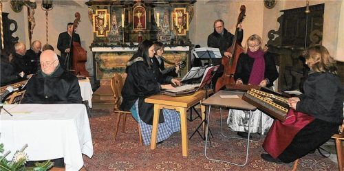 Die Schneebergler Stubnmusi, die Weinbergsänger, die Eiselfinger Stubnmusi und Sprecher Martin Hölzl (vorne) bereiteten den Gästen wunderbare volksmusikalische Momente im Advent.Foto Unterforsthuber