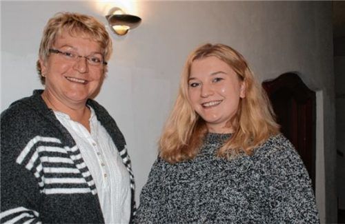 Die Schriftführerin Andrea Schröder empfängt die Glückwünsche von Vereinschefin Rosi Schröder (links). Foto vom Dorp