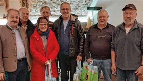 Die Sieger und der Organisator: Josef Warmedinger, Alois Mangst, Peter Zach, Franz Bernert, Edeltraud Westermeier, Waldemar Dietz und Bürgermeister Peter Kloo (von rechts).Foto re