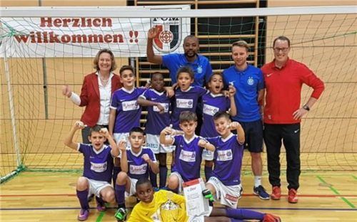 Die Siegermannschaft der Wiener Austria mit TSV Vorstand Robert Salzberger (rechts) und Schirmherrin Bürgermeisterin Marianne Zollner. Foto  Wagner