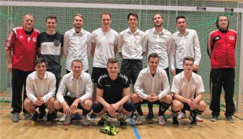 Die Spieler des FC Saufhemden liefen zum Turnier ganz schick mit weißen Hemden auf – und konnten danach entsprechend elegant für das Siegerfoto posieren.Foto  Huber