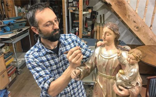 Die Statue von Maria mit dem Jesuskind restauriert Andi Mittermüller noch rechtzeitig vor dem Fest. Fotos  Gerlach