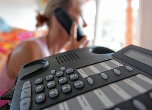 Die Stimme am anderen Ende der Leitung: Die Ehrenamtlichen in der Rufbereitschaft des Rosenheimer Frauenhauses kümmern sich um Notfälle und brauchen Verstärkung. Foto dpa