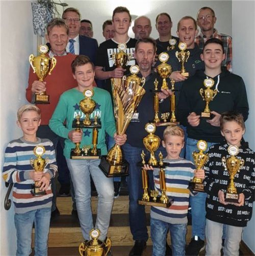 Die stolzen Gewinner: Felix Schweikl, Max Mühlbauer, Simon Schweikl, Jason Löw (vorne von links). Sepp Lippacher, Felix Bauer, Albert Hobmeier, Jakob Steinbeißer, Maxi Burgstaller (mittlere Reihe von links). Bürgermeister Martin Lackner, Wolfgang Burgstaller, Michael Hellmeier, Tom Wilhelm, Tobias Bauer und der MSC-Vorsitzende Gottfried Steinbeißer (hinten von links).Foto gillitz