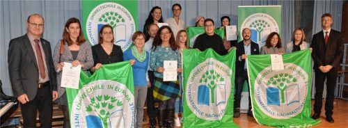 Die stolzen Preisträger: Im Willi-Graf-Gymnasium in München wurden fast 400 Schulen vom bayerischen Staatsminister für Unterricht und Kultus Prof. Dr. Michael Piazolo und Dr. Norbert Schäffer, Vorsitzender des Landesbunds für Vogelschutz (LBV) ausgezeichnet.Foto re