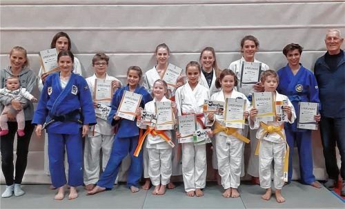 Die stolzen SVO-Judoka: Anamaria Budui mit Lucas Binder, Magdalena Kirner, Magdalena Bodner, Barbara Kirner, Anna und Jonas Reineckel (vorne von links) sowie Marie-Therese Binder mit Kind, Joris van Dam, Isara Fischer, Elisabeth Gambos, Hannes Ullmann, Elias Kirner und Hans Trommler (hinten von links). Foto  Stache
