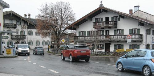 Die Straßenquerung im Kreuzungsbereich von Staatsstraße und Kreisstraße in Au stellt für die Bürger oft ein erhebliches Problem dar. Foto  Mayr