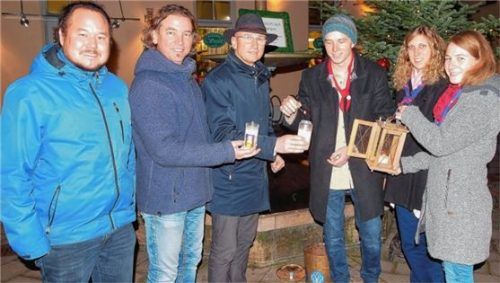 Die Surberger Pfadfinder übergaben Traunsteins Oberbürgermeister Christian Kegel (Dritter von links) das Friedenslicht. Foto  Buthke