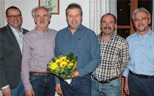 Die Top-Fünf der FWG Erharting (von links): Richard Stefke, Willi Gründl, Bürgermeisterkandidat Josef Schmid, Franz Eder und Wolfgang Wagner.Foto Enzinger