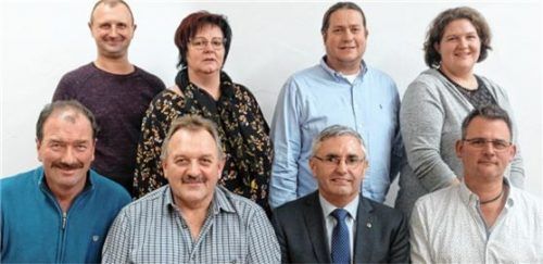 Die Top-Kandidaten der Liste von CSU und den Parteifreien, (stehend von links): Klaus Riegelsperger, Sabine Hopf, Helmut Maier und Martina Brandlhuber sowie (vorne, von links) Georg Blieninger, Anton Weichselgartner, Michael Hausperger und Franz Greimel.Foto Maier
