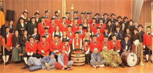 Die Traunsteiner Schäffler bereiten sich auf ihre Faschingsauftritte vor. Foto Buthke