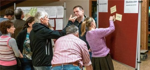 Die Unterwössener Bürger sammelten ihre Anliegen auf einer Pinnwand.Foto re