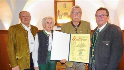 Die Urkunde für seine Ehrenmitgliedschaft übergaben Christian Glas (links), Elfriede Göppelhuber und Sepp Höfer (rechts) an Kurt Franz. Foto re