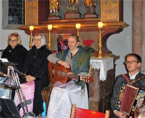 Die Vachenauer Sängerinnen mit Maria Maier, Conny Wimmer und Monika Pertl begleitete Andre Maier musikalisch (von links). Foto RE