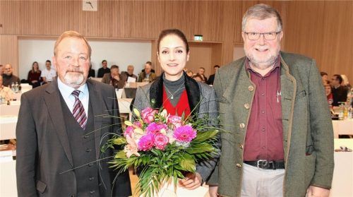 Die Vakanz hat eine Ende: Stellvertretender Landrat Josef Huber (links) überreichte der neuen Kreisheimatpflegerin Magdalena März einen Blumenstrauß. Zum Kreismusikpfleger wurde Ernst Schusser bestellt.Foto re