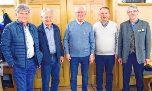 Die Vereinsjubilare Hans Veicht, Erhard Siml, Werner Dor- nisch und Leonhard Moser mit dem Vorsitzenden Josef Wörndl (von links). Foto  re