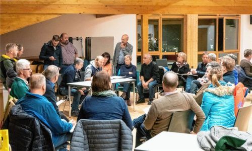 Die Vereinsvertreter stimmten zusammen mit der Tourist Information Achental ihre Veranstaltungstermine ab, um Überschneidungen zu vermeiden.Foto Flug
