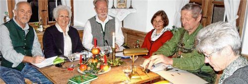 Die Verserlschreiber (von links): Ernst Reiter, Heidemarie Huber, Lothar Rechberger, Helga Kohn und Sepp Obermüller mit Brigitte Buckl.Foto Hötzelsperger