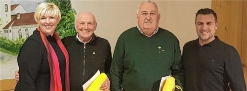 Die Vorsitzende Alexandra Linordner, die Jubilare Johann Steingraber und Arno Zeidler sowie der Zweite Vorsitzende Andre Jakob (von links).Foto re