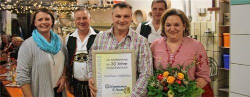 Die Vorsitzenden Monika Burkhard und Edi Ager zeichneten im Namen der Musikkapelle Wössen Matthias Entfellner (Mitte) sowie Herbert Bichler und Vroni Loider (von links) aus.Foto  re