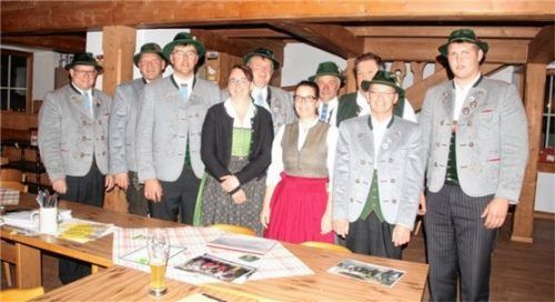 Die Vorstandschaft des Trachtenverein Immergrün (von links): Gerhard Hefter, Zweiter Vorsitzender Georg Gar, Vorsitzender Peter Bichler, Andreas Leitner. Marion Bichler (erste Reihe, links) löst Andrea Schneebichler als Trachtenwartin ab, dahinter Ehrenvorsitzender Hans Schmid, Sepp Leitner sowie Sepp Hamberger mit Nachfolger Bichler.Foto re