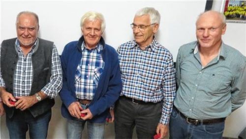 Die Vorstandschaft ehrte drei Mitglieder besonders für deren schon 50-jährige Treue zum DAV: Franz Frühwirth (von links), Josef Blieninger und Hermann Cimander und Erster Vorsitzender Siegi Wegner.Foto Jaensch