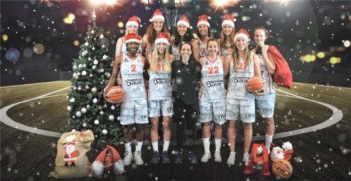 Die Wasserburger Basketball-Damen im Weihnachts-Outfit vor dem Heimspiel am Freitag gegen TK Hannover.