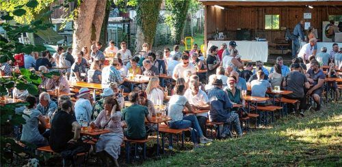 Ein Ausschankwagen und Sitzgelegenheiten: So hatten sich Antragsteller Julian Maron und Veronika Steer, ihr mobiles Biergartenkonzept für den Inndamm vorgestellt. Auch die Stadt war auf ihrer Seite. Nun gibt es eine „brachiale Absage“ seitens des Landratsamtes. Unser Bild entstand beim Inndammfest 2019. Foto Archiv Cater