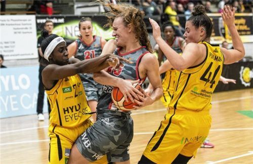Die Wasserburgerin Megan Moten im Zweikampf mit den Saarlouiserinnen Seraphina Asuamah-Kofoh (links) und Kimberly Pohlmann.Foto Ruppenthal
